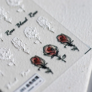 Autocollants à ongles 5D en relief avec des motifs complexes de roses rouges et blanches