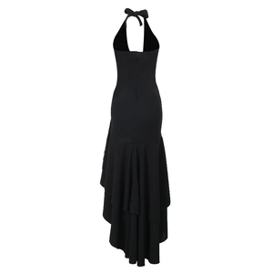 Détail d'une robe dos nu noire élégante avec dos ouvert et ourlet à volants asymétrique