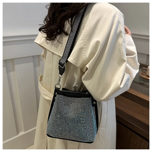 Détail du sac seau en strass avec bandoulière à chevrons et ferrures en métal argenté