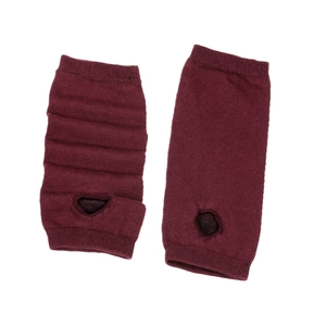 Détail de la maille de mitaines bordeaux avec trou pour le pouce sur fond blanc