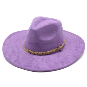 Detailansicht eines lila Velours-Filzhuts mit braunem Webband und breiter 9cm Krempe