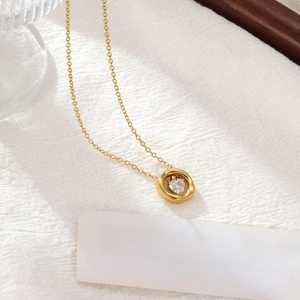 Élégant collier en titane doré avec pendentif cœur en zircon flottant sur une chaîne en O