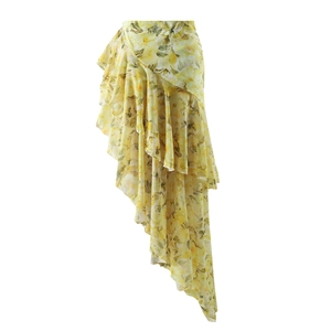 Detailansicht eines gelben Blumenrocks aus Chiffon mit Volants und asymmetrischem Saum