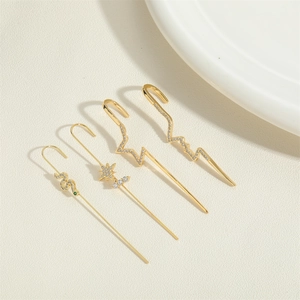 Elegantes Set aus vergoldeten Ear Cuffs mit Schlangen- und Sternen-Motiven und Zirkonia