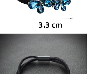 Vue détaillée d'un chouchou papillon en cristal bleu de 3,3 cm avec élastique