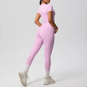 Detail of high-waist pink yoga leggings with a side pocket and ergonomic stitching