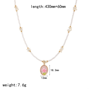 Dettaglio della collana di perle a fiori con misure 430mm di lunghezza e peso 7,6g