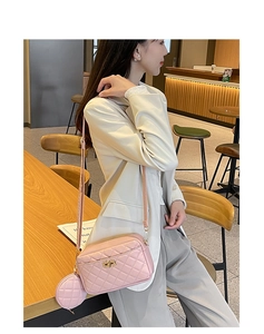 Bolso bandolera acolchado rosa con mini monedero redondo y detalles metálicos dorados