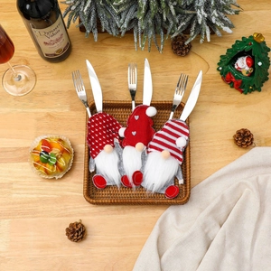 3er-Set Weihnachtswichtel Besteckhalter mit Strickmuster auf einem festlichen Holztisch