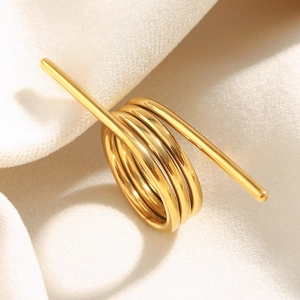 Makroaufnahme des 18K vergoldeten Edelstahlrings mit mehrlagigem Spiraldesign