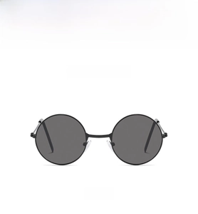 Vorderansicht der Retro-Rund-Kinder-Sonnenbrille mit schwarzem Metallrahmen und grauen Gläsern