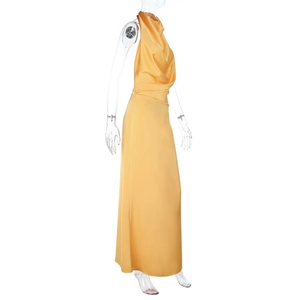 Détail d'une robe de soirée longue en satin jaune à dos nu et col licou élégante