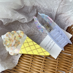 Pinces à cheveux en acétate en forme de glace avec texture marbrée et tons pastel doux