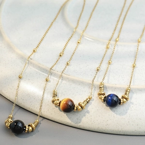 Collier vintage en acier titane avec œil de tigre et agate noire, style français