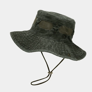 Vista dettagliata del cappello outdoor grigio scuro con rete traspirante e cordino