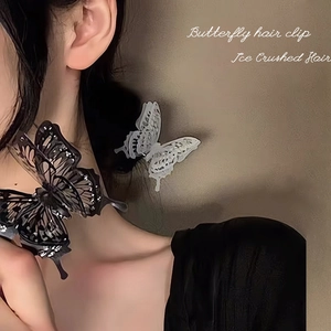 Elegante 3D-Schmetterling-Haarklammern in Schwarz und Transparentweiß am Modell