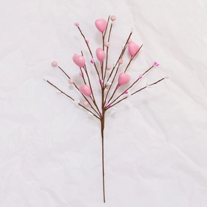 Branche de baies roses en forme de cœur pour décoration de Saint-Valentin et mariage floral