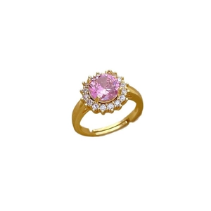 Bague dorée ajustable avec pierre rose ronde et diamants pavés sur fond blanc pur