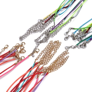 Détail de cordons cirés colorés avec fermoirs mousquetons pour la création de bijoux DIY