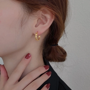 Close-up of 18K gold-plated stainless steel chain texture C-shape hoop earring on ear