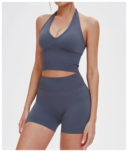 Detail von graublauem nahtlosem Neckholder Sport-BH und High-Waist Gym-Shorts Set