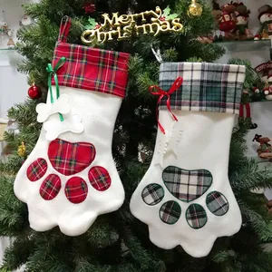 Bottes de Noël en forme de pattes de chien avec carreaux rouge et vert et peluche blanche