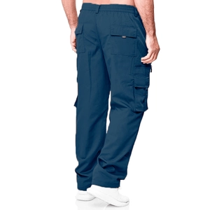 Détail d'un pantalon cargo bleu marine avec poches à rabat et tissu en sergé résistant