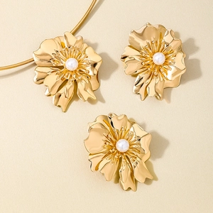 Set di gioielli a fiore dorato con perle centrali incluso collana ed orecchini a lobo