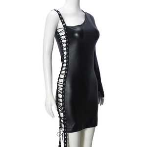 Détail de la robe en similicuir noir avec œillets métalliques et laçage ajouré latéral