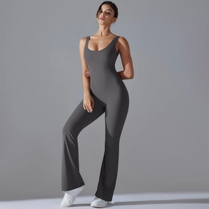 Details des dunkelgrauen rückenfreien Yoga-Jumpsuits mit ausgestelltem Bein