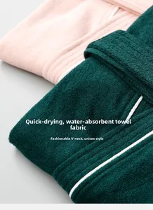 Dettaglio degli accappatoi in spugna rosa e verde con scollo a V e profili bianchi a contrasto
