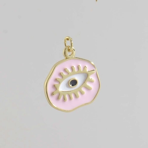 Dettaglio di un ciondolo in rame placcato oro 18K con occhio in smalto rosa per gioielli DIY