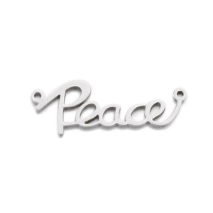 Vue détaillée d'un pendentif 'Peace' en acier inoxydable argenté avec finition polie