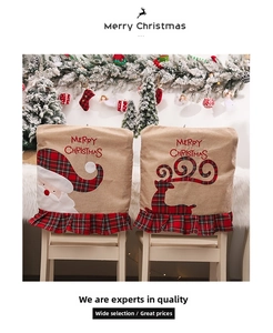 Detail van kerststoelhoezen van jute met geborduurd rendier en de kerstman patronen
