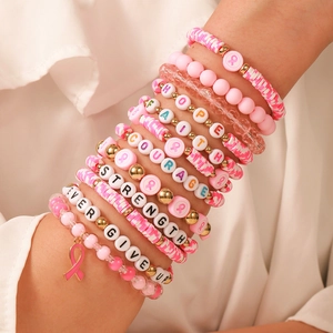 Rosa Schleife Brustkrebs-Bewusstsein Perlenarmband Set mit Motivationswörtern am Handgelenk
