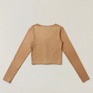 Dettaglio in piano del crop top a maniche lunghe in maglia marrone lavata vintage