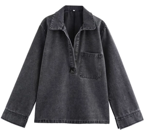 Detail eines dunkelgrauen Jeanshemds mit V-Ausschnitt, Revers und einer Brusttasche
