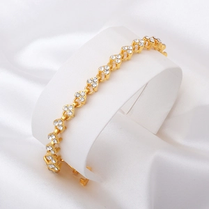 Élégant bracelet doré à maillons cœur pour femme avec cristaux étincelants sertis pavé