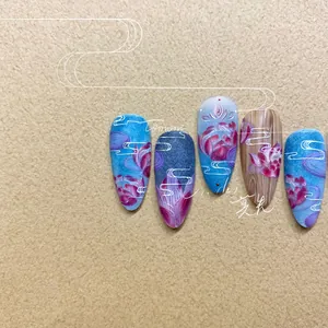 Macro d'ongles amande peints à la main avec fleurs de lotus et motifs de vagues zen