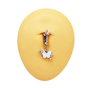 Détail d'un clip de nombril papillon argenté avec zircons brillants et charms étoiles