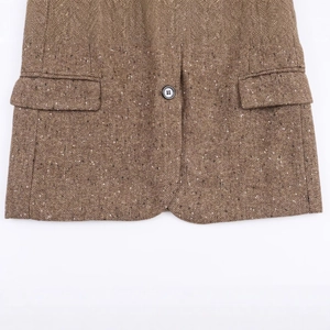 Veste blazer marron à chevrons pour femme avec boutons et poches à rabat symétriques