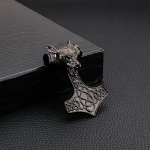 Vue détaillée du pendentif Mjölnir à tête de loup en acier sur cuir noir texturé