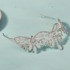 Dettaglio della corona da sposa argento con strass trasparenti e perline a forma di foglia