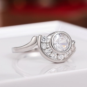 Vista macro de un anillo de plata con piedra central redonda y acentos brillantes