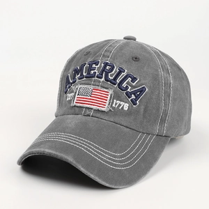 Détail de la casquette vintage en jean délavé gris avec broderie America et drapeau américain