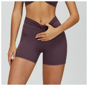 Dettaglio dei pantaloncini da yoga a vita alta con fascia a V in colore viola scuro