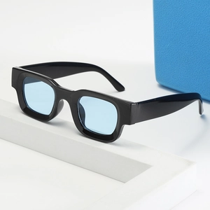Retro-Sonnenbrille mit kleinem quadratischem schwarzem Rahmen und blauen Gläsern