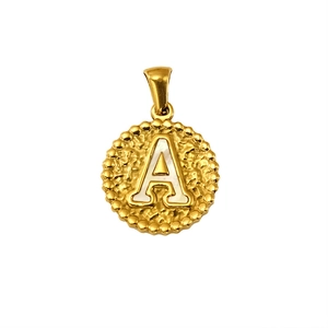 Pendentif vintage en acier titane plaqué or 18K avec texture martelée et lettre A en perle