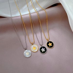 Colliers en acier titane avec pendentifs étoile en nacre sur soie violette