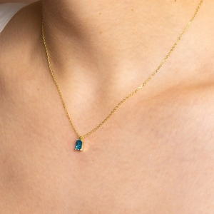 Collier minimaliste plaqué or 18K avec pendentif rectangulaire en zircon bleu sur chaîne